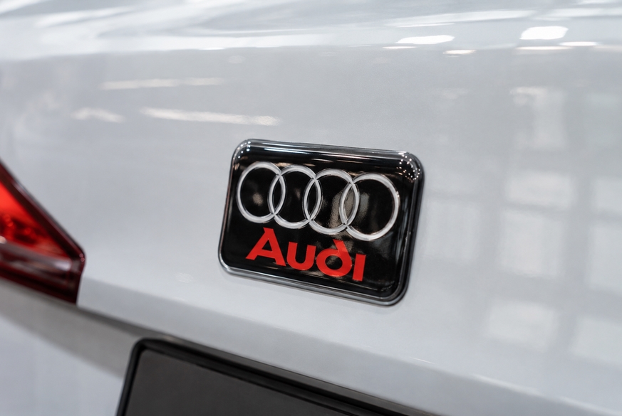 Объемная наклейка на авто с эмблемой Audi